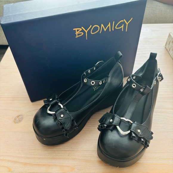 Mary Jane Black Women's Platform Shoes Size 5.5 Gothic Heart Accent - Picture 2 of 8